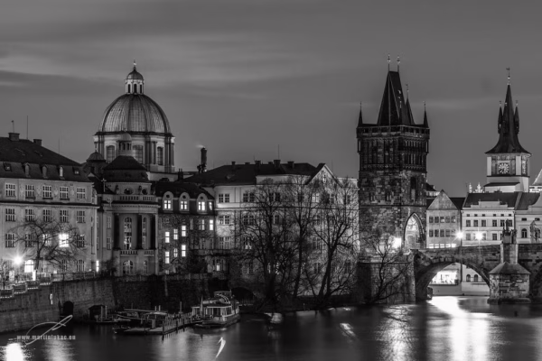 Černobílá verze večerní fotografie s Karlovým mostem a staroměstskými věžemi, autor Martin Lukač