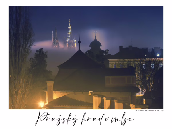 Noční pohled na Pražský hrad s osvícenou katedrálou sv. Víta vystupující z mlhy, autor Martin Lukač