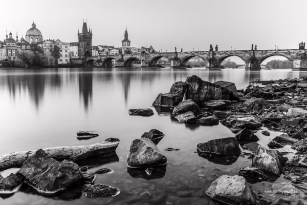 Černobílá verze fotografie Karlova mostu nad Vltavou za svítání, autor Martin Lukač