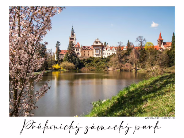 Průhonický zámecký park – pohled na zámek a rozkvetlé stromy u rybníka, autor Martin Lukač, www.martinlukac.eu