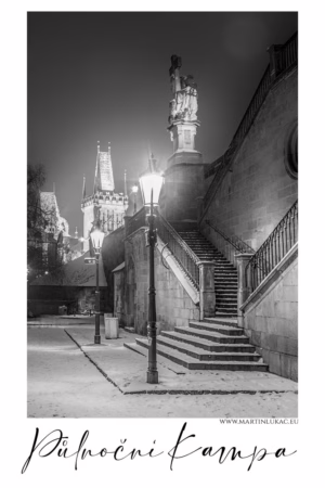 Půlnoční zimní pohled na schodiště u Kampy se sochami a lampami, autor Martin Lukač, pražský fotograf, martinlukac.eu
