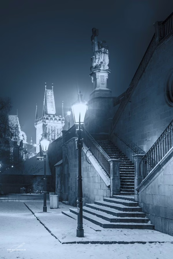 Půlnoční zimní pohled na schodiště u Kampy, autor Martin Lukač, pražský fotograf, martinlukac.eu