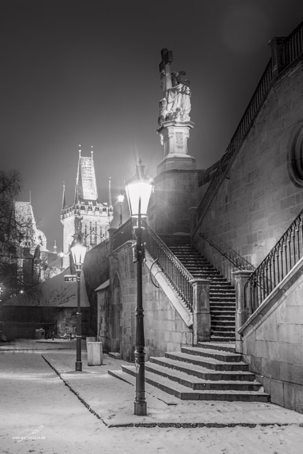 Půlnoční Kampa v černobílém provedení se sněhem a historickým osvětlením, autor Martin Lukač, pražský fotograf, martinlukac.eu