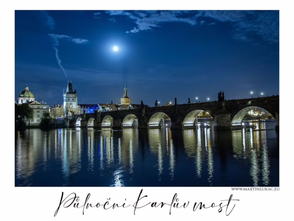 Karlův most v měsíčním světle s odrazy na hladině Vltavy, autor Martin Lukač, pražský fotograf, martinlukac.eu