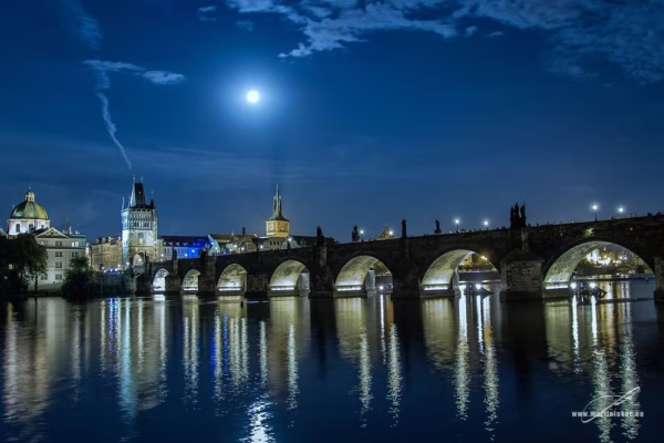 Karlův most v noci při úplňku s osvětlenými oblouky, autor Martin Lukač, pražský fotograf, martinlukac.eu