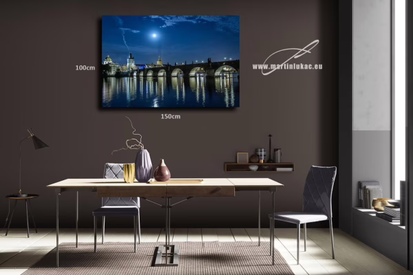 Vizualizace obrazu s motivem Karlova mostu při úplňku v nočním interiéru, autor Martin Lukač, pražský fotograf, martinlukac.eu