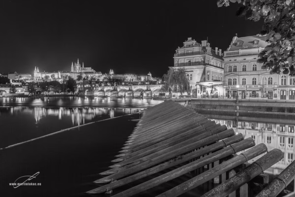 Karlův most a Vltava v černobílé noční kompozici, autor Martin Lukač, pražský fotograf, martinlukac.eu