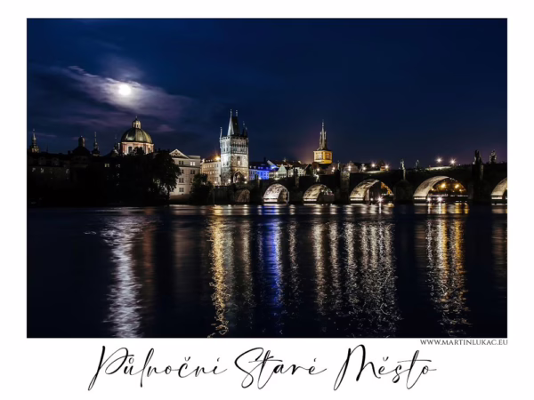 Noční pohled na Karlův most a Staré Město při svitu měsíce, autor Martin Lukač, pražský fotograf, martinlukac.eu