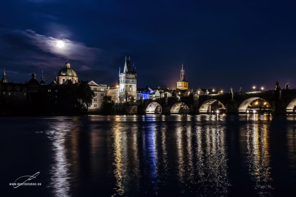 Staroměstská věž a Karlův most pod měsíčním světlem, autor Martin Lukač, pražský fotograf, martinlukac.eu