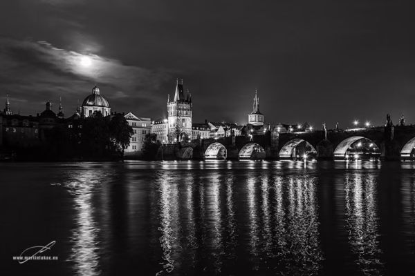 Karlův most a Staré Město v černobílé noční kompozici, autor Martin Lukač, pražský fotograf, martinlukac.eu