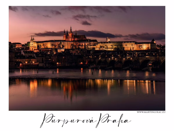 Purpurová Praha v podvečerním světle s pohledem na Pražský hrad a Karlův most, autor Martin Lukač, pražský fotograf, martinlukac.eu