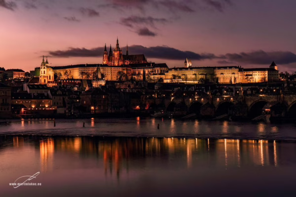 Purpurová Praha s večerním nasvícením a pohledem na Hrad a Vltavu, autor Martin Lukač, pražský fotograf, martinlukac.eu