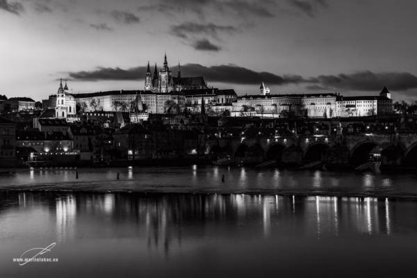 Purpurová Praha s Karlovým mostem a hradem ve večerní černobílé variantě, autor Martin Lukač, pražský fotograf, martinlukac.eu