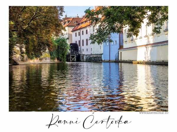 Ranní Čertovka v Praze – tiché zákoutí s historickými budovami a vodním mlýnem, autor Martin Lukač, pražský fotograf, www.martinlukac.eu