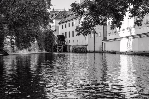 Ranní Čertovka v Praze v černobílé verzi, autor Martin Lukač, pražský fotograf, www.martinlukac.eu