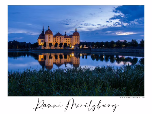 Ranní Moritzburg – pohled na osvětlený zámek za ranního šera s odrazem v hladině, autor Martin Lukač, www.martinlukac.eu