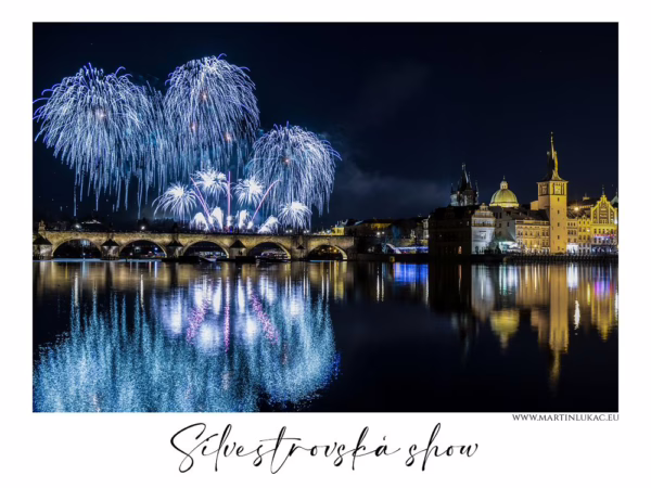 Silvestrovská show nad Karlovým mostem v Praze s ohňostrojem, autor Martin Lukač, pražský fotograf, www.martinlukac.eu