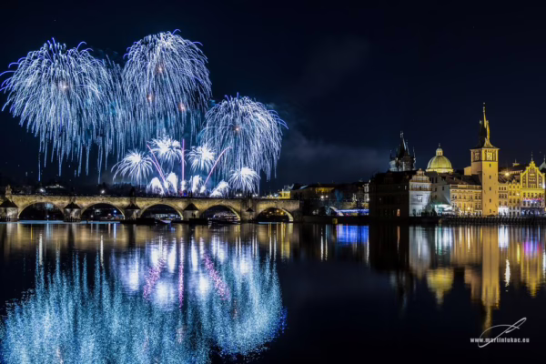 Silvestrovský ohňostroj nad Karlovým mostem v barevné verzi, autor Martin Lukač, pražský fotograf, www.martinlukac.eu
