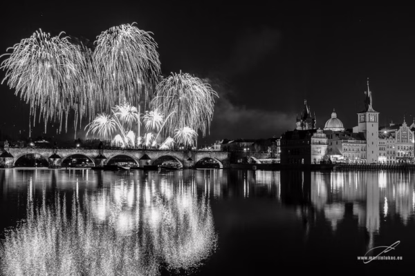 Silvestrovský ohňostroj nad Karlovým mostem v černobílé verzi, autor Martin Lukač, pražský fotograf, www.martinlukac.eu