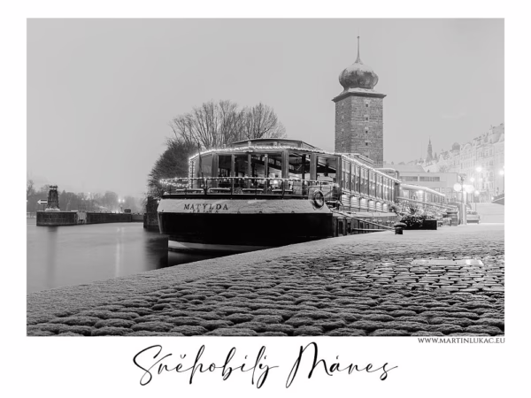Zasněžená náplavka s lodí Matylda u Mánesu v Praze, autor Martin Lukač, pražský fotograf, www.martinlukac.eu