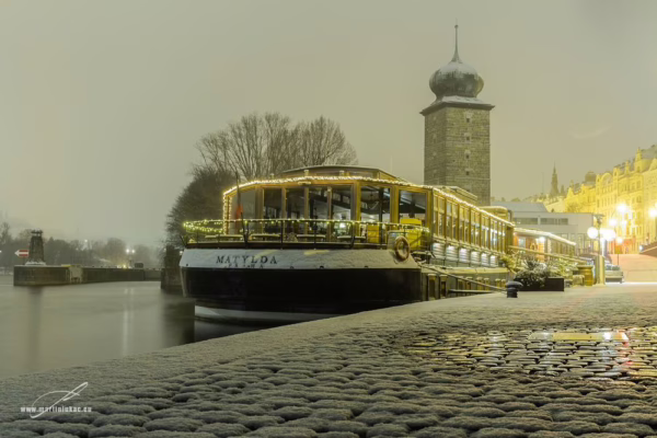 Sněhobílý Mánes – zimní Praha s lodí Matylda v barevné verzi, autor Martin Lukač, pražský fotograf, www.martinlukac.eu
