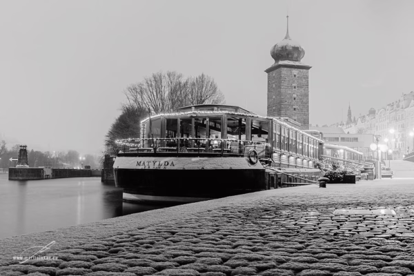 Sněhobílý Mánes – zimní Praha s lodí Matylda v černobílé verzi, autor Martin Lukač, pražský fotograf, www.martinlukac.eu