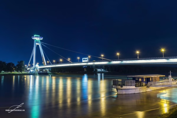 SNP Bratislava bridge – osvětlený most SNP nad řekou Dunaj v noci, autor Martin Lukač, www.martinlukac.eu