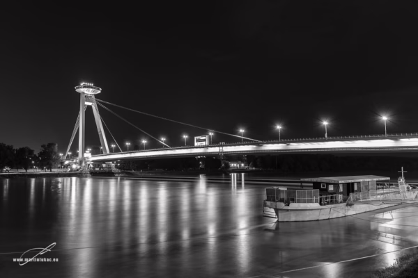 SNP Bratislava bridge – černobílá verze nočního mostu SNP v Bratislavě, autor Martin Lukač, www.martinlukac.eu