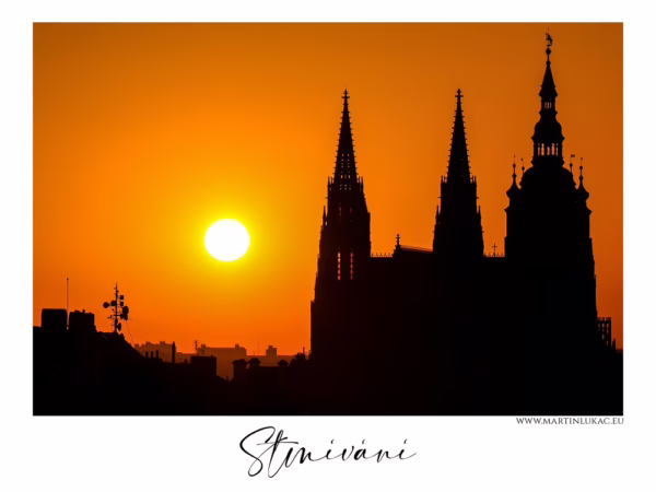 Silueta Pražského hradu a slunce při západu v oranžové obloze, autor Martin Lukač, pražský fotograf, www.martinlukac.eu