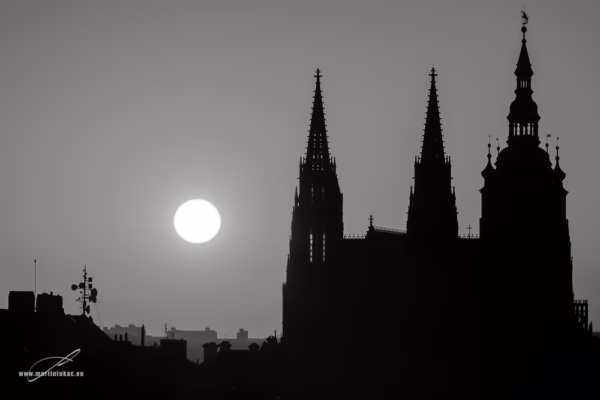 Stmívání nad Pražským hradem v černobílé verzi, autor Martin Lukač, pražský fotograf, www.martinlukac.eu