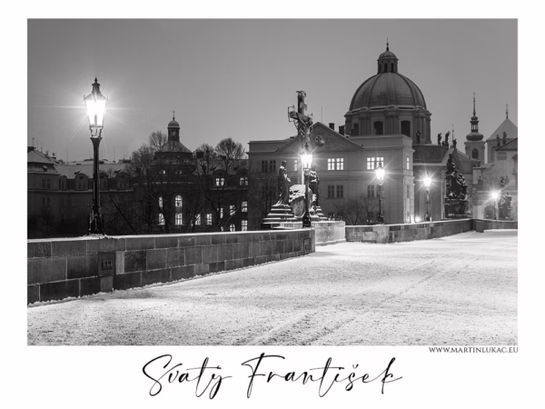 Karlův most v Praze se sochou svatého Františka zasněžený v zimní noci, autor Martin Lukač, pražský fotograf, www.martinlukac.eu