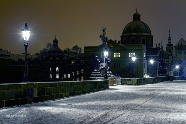 Svatý František na Karlově mostě v zasněžené Praze v barevné verzi, autor Martin Lukač, pražský fotograf, www.martinlukac.eu