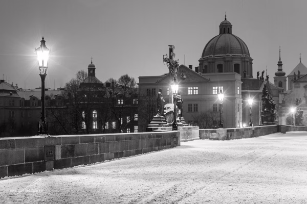 Svatý František na Karlově mostě v zasněžené Praze v černobílé verzi, autor Martin Lukač, pražský fotograf, www.martinlukac.eu