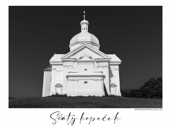 Svatý kopeček – černobílá fotografie barokního kostela na Svatém kopečku, autor Martin Lukač, www.martinlukac.eu