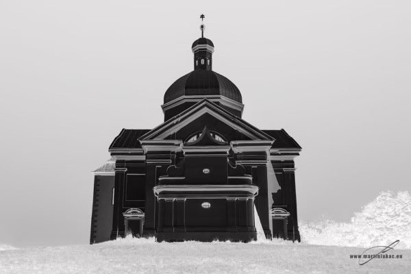 Svatý kopeček – varianta s černobílou kompozicí kostela na vrcholu kopce, autor Martin Lukač, www.martinlukac.eu