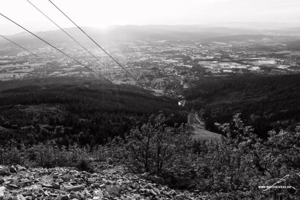 Svítání na severu – panorama severu při rozbřesku s lanovými dráhami v popředí, autor Martin Lukač, www.martinlukac.eu