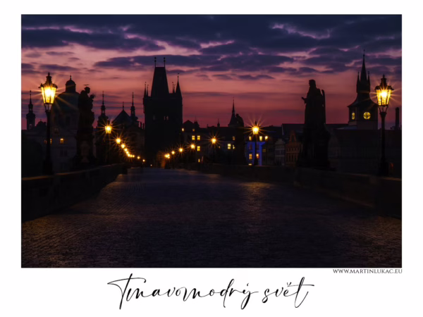 Karlův most při magickém stmívání s tmavomodrou oblohou, autor Martin Lukač, pražský fotograf, www.martinlukac.eu