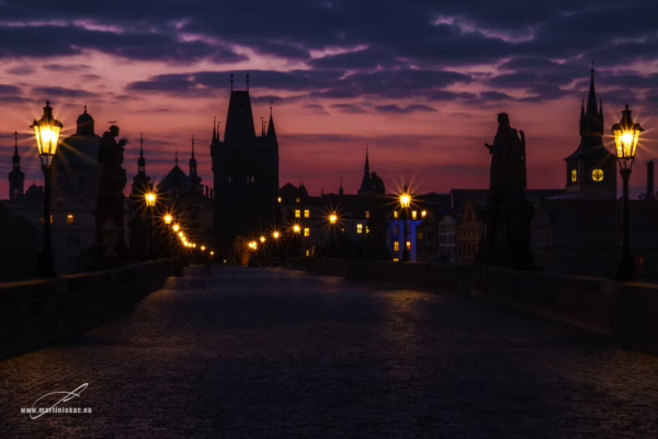 Karlův most při západu slunce s tmavomodrým nebem v barevné verzi, autor Martin Lukač, pražský fotograf, www.martinlukac.eu