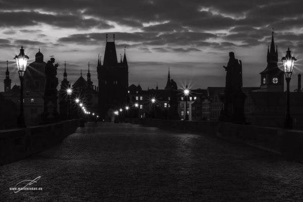 Karlův most při západu slunce s tmavomodrým nebem v černobílé verzi, autor Martin Lukač, pražský fotograf, www.martinlukac.eu