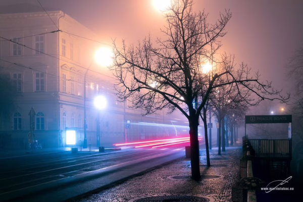 Tramvaj č. 17 – Noční mlžná ulice s projíždějící tramvají č. 17, světelná stopa a osvětlená alej v Praze, autor Martin Lukač