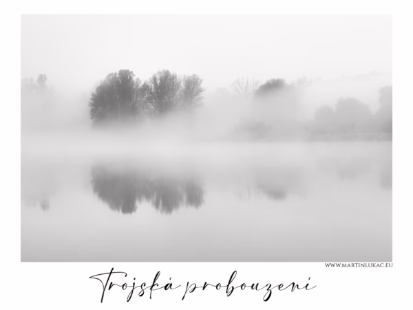 Trojská probouzení – Mlžné ráno u řeky v Troji se stromy odrážejícími se na klidné hladině, černobílá fotografie, autor Martin Lukač