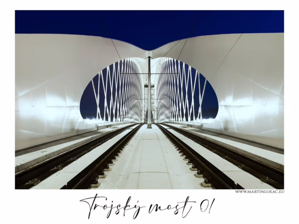 Středový pohled na Trojský most v Praze s tramvajovými kolejemi a nočním osvětlením, autor Martin Lukač, pražský fotograf, www.martinlukac.eu