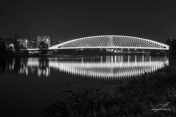 Trojský most Praha s odrazem světel na hladině Vltavy v černobílé verzi, autor Martin Lukač, pražský fotograf, www.martinlukac.eu