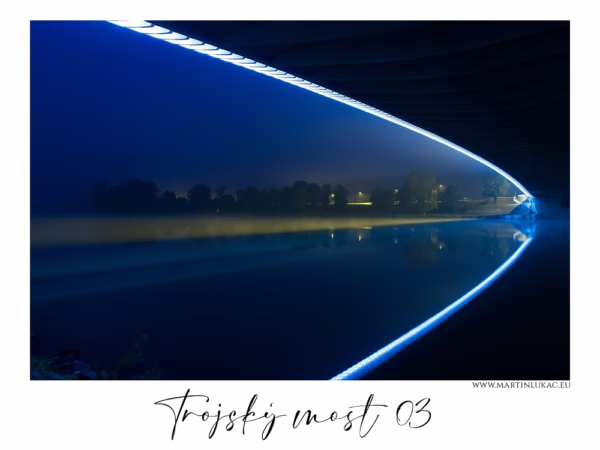 Podhled na Trojský most v Praze v noci s modrým světlem a mlžným pozadím, autor Martin Lukač, pražský fotograf, www.martinlukac.eu