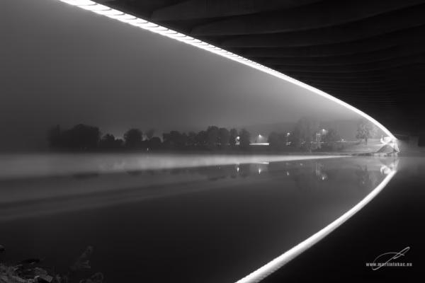 Trojský most v Praze – pohled pod most s modrým nasvícením v černobílé verzi, autor Martin Lukač, pražský fotograf, www.martinlukac.eu