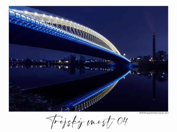 Trojský most v Praze nasvícený v noci s odrazem ve Vltavě a industriálním pozadím, autor Martin Lukač, pražský fotograf, www.martinlukac.eu