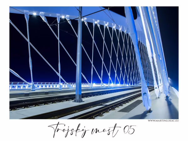 Detailní pohled na konstrukci Trojského mostu v Praze v noci s modrým nasvícením, autor Martin Lukač, pražský fotograf, www.martinlukac.eu