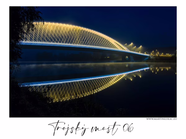 Noční pohled na Trojský most v Praze s jemným odrazem ve Vltavě a mlhou, autor Martin Lukač, pražský fotograf, www.martinlukac.eu