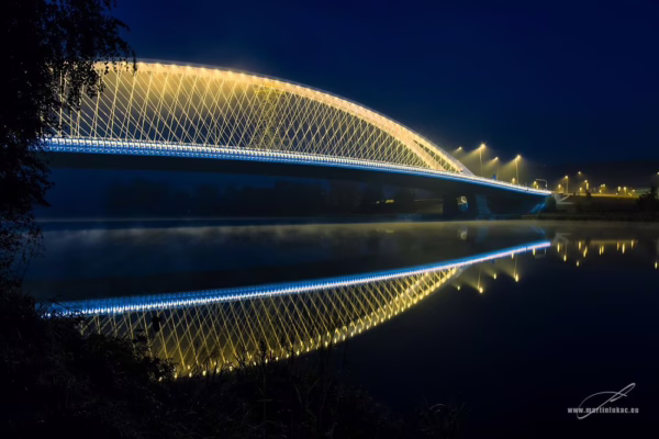 Trojský most v Praze – večerní odraz mostu ve Vltavě v barevné verzi, autor Martin Lukač, pražský fotograf, www.martinlukac.eu