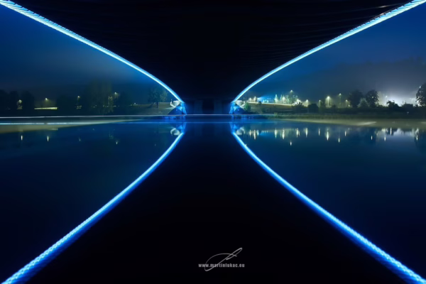 Trojský most v Praze – symetrický noční pohled pod most v barevné verzi, autor Martin Lukač, pražský fotograf, www.martinlukac.eu